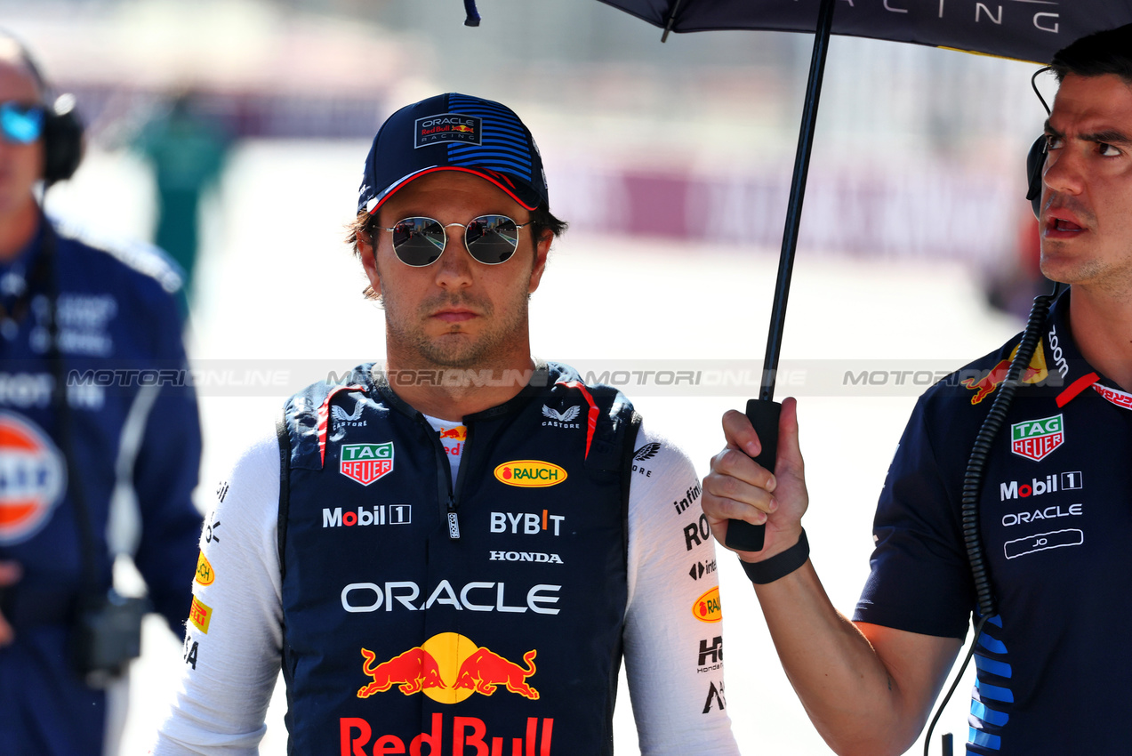 GP AZERBAIJAN, Sergio Perez (MEX) Red Bull Racing on the grid.

15.09.2024. Formula 1 World Championship, Rd 17, Azerbaijan Grand Prix, Baku Street Circuit, Azerbaijan, Gara Day.

 - www.xpbimages.com, EMail: requests@xpbimages.com © Copyright: Coates / XPB Images