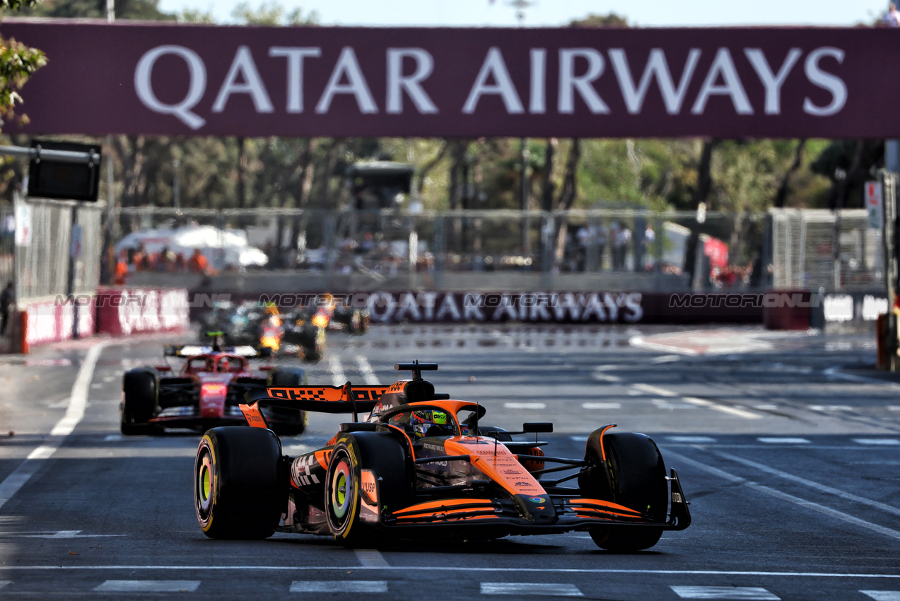 GP AZERBAIJAN, Oscar Piastri (AUS) McLaren MCL38.

15.09.2024. Formula 1 World Championship, Rd 17, Azerbaijan Grand Prix, Baku Street Circuit, Azerbaijan, Gara Day.

 - www.xpbimages.com, EMail: requests@xpbimages.com © Copyright: Coates / XPB Images