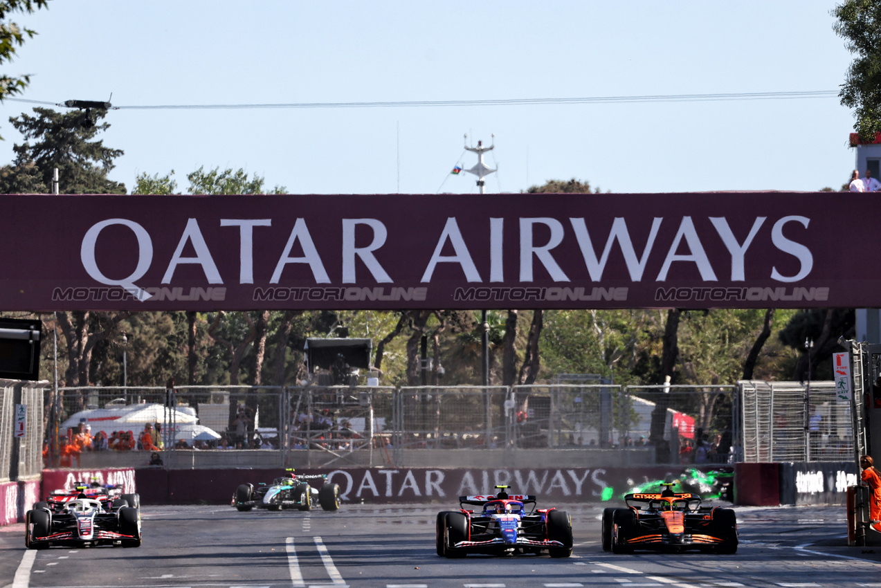 GP AZERBAIJAN, Yuki Tsunoda (JPN) RB VCARB 01 e Lando Norris (GBR) McLaren MCL38 battle for position.

15.09.2024. Formula 1 World Championship, Rd 17, Azerbaijan Grand Prix, Baku Street Circuit, Azerbaijan, Gara Day.

 - www.xpbimages.com, EMail: requests@xpbimages.com © Copyright: Coates / XPB Images