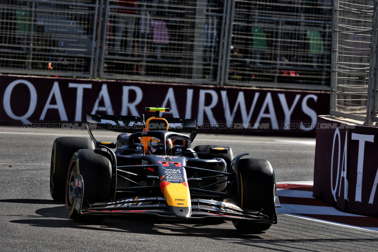 GP AZERBAIJAN, Sergio Perez (MEX) Red Bull Racing RB20.

15.09.2024. Formula 1 World Championship, Rd 17, Azerbaijan Grand Prix, Baku Street Circuit, Azerbaijan, Gara Day.

 - www.xpbimages.com, EMail: requests@xpbimages.com © Copyright: Coates / XPB Images