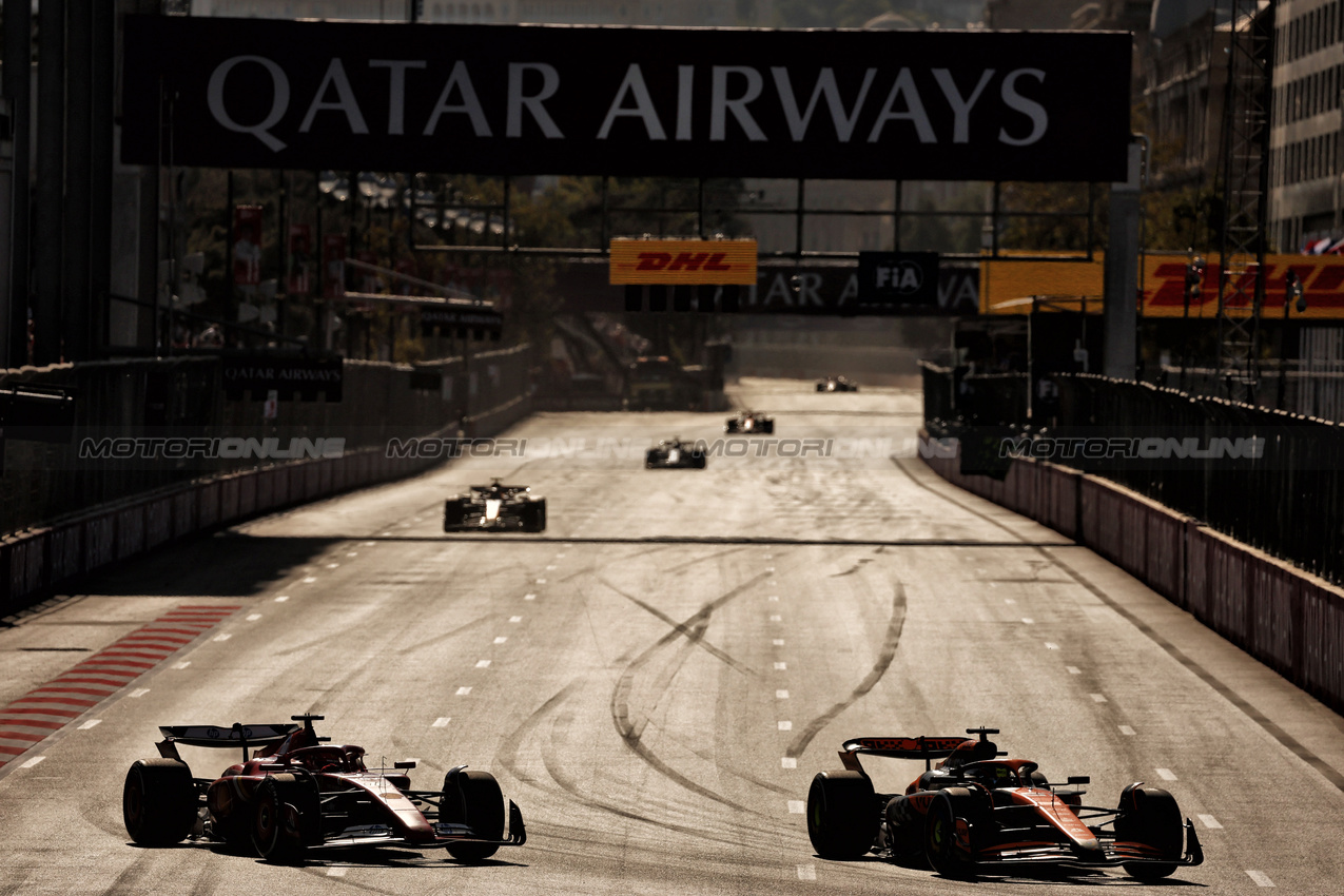 GP AZERBAIJAN, Charles Leclerc (MON) Ferrari SF-24 e Oscar Piastri (AUS) McLaren MCL38 battle for position.

15.09.2024. Formula 1 World Championship, Rd 17, Azerbaijan Grand Prix, Baku Street Circuit, Azerbaijan, Gara Day.

 - www.xpbimages.com, EMail: requests@xpbimages.com © Copyright: Coates / XPB Images