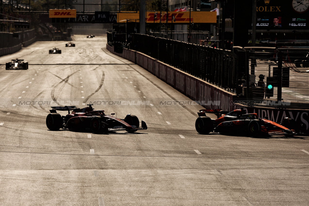 GP AZERBAIJAN, Charles Leclerc (MON) Ferrari SF-24 e Oscar Piastri (AUS) McLaren MCL38 battle for position.

15.09.2024. Formula 1 World Championship, Rd 17, Azerbaijan Grand Prix, Baku Street Circuit, Azerbaijan, Gara Day.

 - www.xpbimages.com, EMail: requests@xpbimages.com © Copyright: Coates / XPB Images