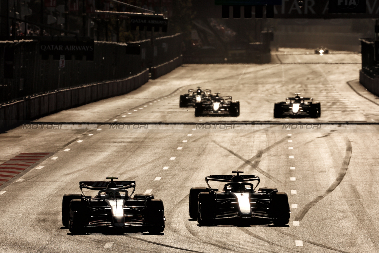 GP AZERBAIJAN, Nico Hulkenberg (GER) Haas VF-24 e Alexander Albon (THA) Williams Racing FW46 battle for position.

15.09.2024. Formula 1 World Championship, Rd 17, Azerbaijan Grand Prix, Baku Street Circuit, Azerbaijan, Gara Day.

 - www.xpbimages.com, EMail: requests@xpbimages.com © Copyright: Coates / XPB Images