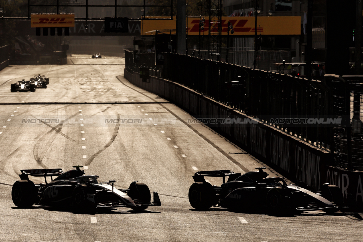 GP AZERBAIJAN, Nico Hulkenberg (GER) Haas VF-24 e Alexander Albon (THA) Williams Racing FW46 battle for position.

15.09.2024. Formula 1 World Championship, Rd 17, Azerbaijan Grand Prix, Baku Street Circuit, Azerbaijan, Gara Day.

 - www.xpbimages.com, EMail: requests@xpbimages.com © Copyright: Coates / XPB Images