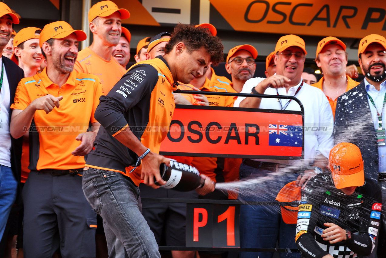 GP AZERBAIJAN, Gara winner Oscar Piastri (AUS) McLaren celebrates with team mate Lando Norris (GBR) McLaren e the team.

15.09.2024. Formula 1 World Championship, Rd 17, Azerbaijan Grand Prix, Baku Street Circuit, Azerbaijan, Gara Day.

 - www.xpbimages.com, EMail: requests@xpbimages.com © Copyright: Coates / XPB Images