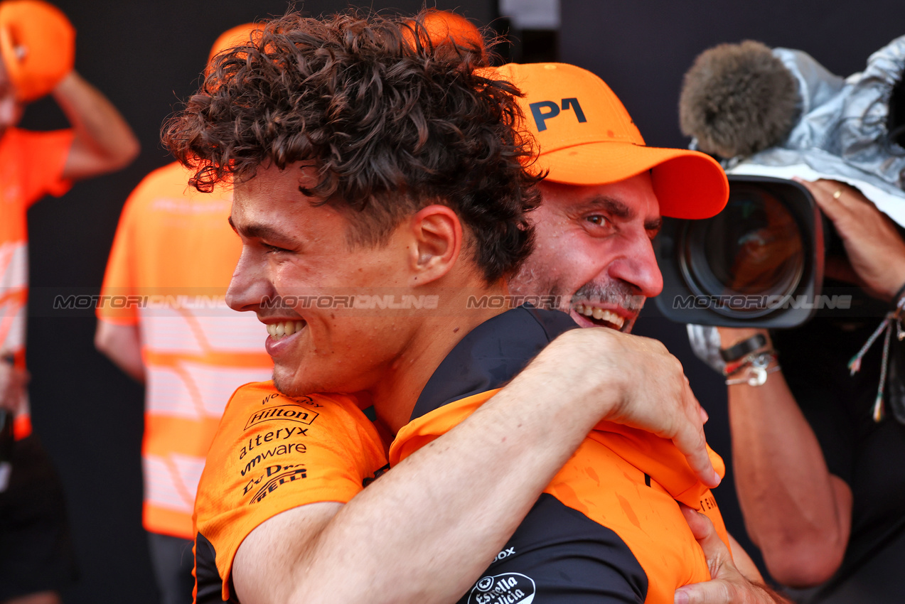 GP AZERBAIJAN, Lando Norris (GBR) McLaren celebrates with Andrea Stella (ITA) McLaren Team Principal.

15.09.2024. Formula 1 World Championship, Rd 17, Azerbaijan Grand Prix, Baku Street Circuit, Azerbaijan, Gara Day.

 - www.xpbimages.com, EMail: requests@xpbimages.com © Copyright: Coates / XPB Images