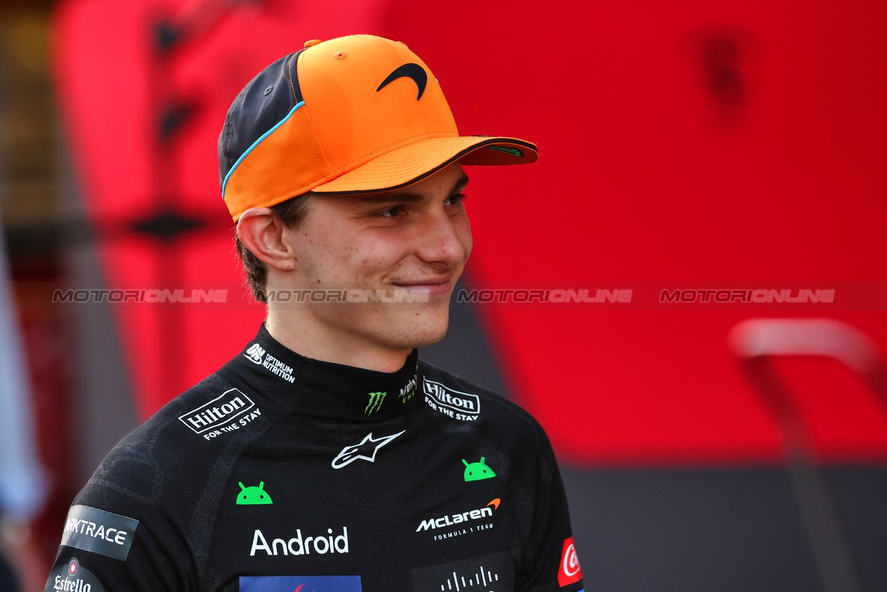 GP AZERBAIJAN, Gara winner Oscar Piastri (AUS) McLaren celebrates with the team.

15.09.2024. Formula 1 World Championship, Rd 17, Azerbaijan Grand Prix, Baku Street Circuit, Azerbaijan, Gara Day.

 - www.xpbimages.com, EMail: requests@xpbimages.com © Copyright: Coates / XPB Images