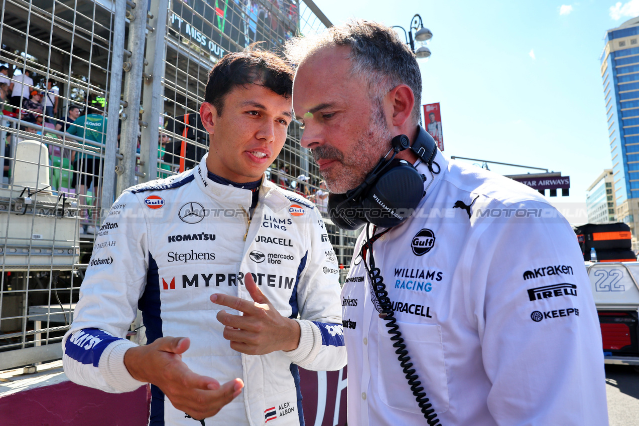 GP AZERBAIJAN, (L to R): Alexander Albon (THA) Williams Racing with James Urwin (GBR) Williams Racing Gara Engineer on the grid.

15.09.2024. Formula 1 World Championship, Rd 17, Azerbaijan Grand Prix, Baku Street Circuit, Azerbaijan, Gara Day.

- www.xpbimages.com, EMail: requests@xpbimages.com © Copyright: Batchelor / XPB Images