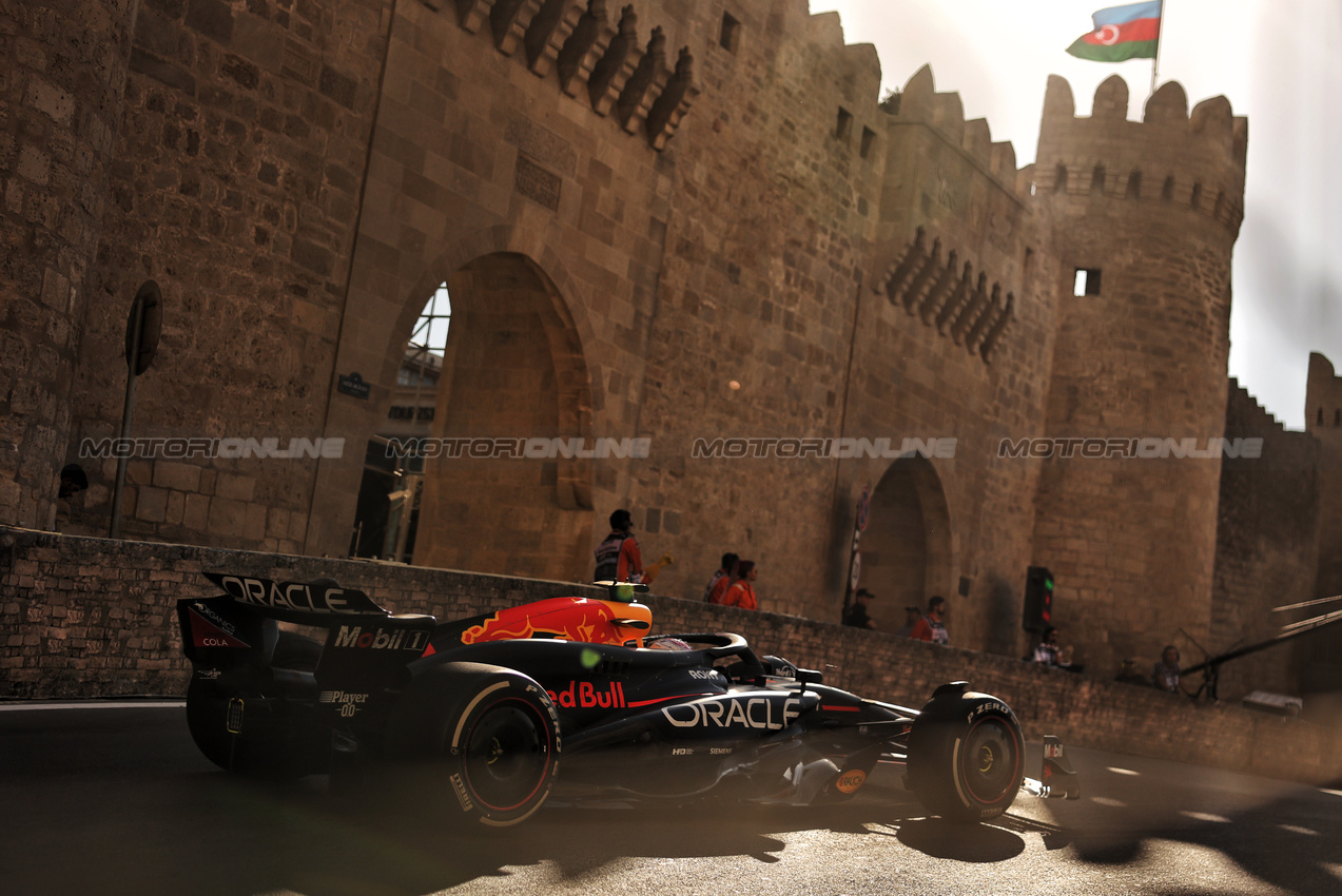 GP AZERBAIJAN, Max Verstappen (NLD) Red Bull Racing RB20.

15.09.2024. Formula 1 World Championship, Rd 17, Azerbaijan Grand Prix, Baku Street Circuit, Azerbaijan, Gara Day.

- www.xpbimages.com, EMail: requests@xpbimages.com © Copyright: Bearne / XPB Images