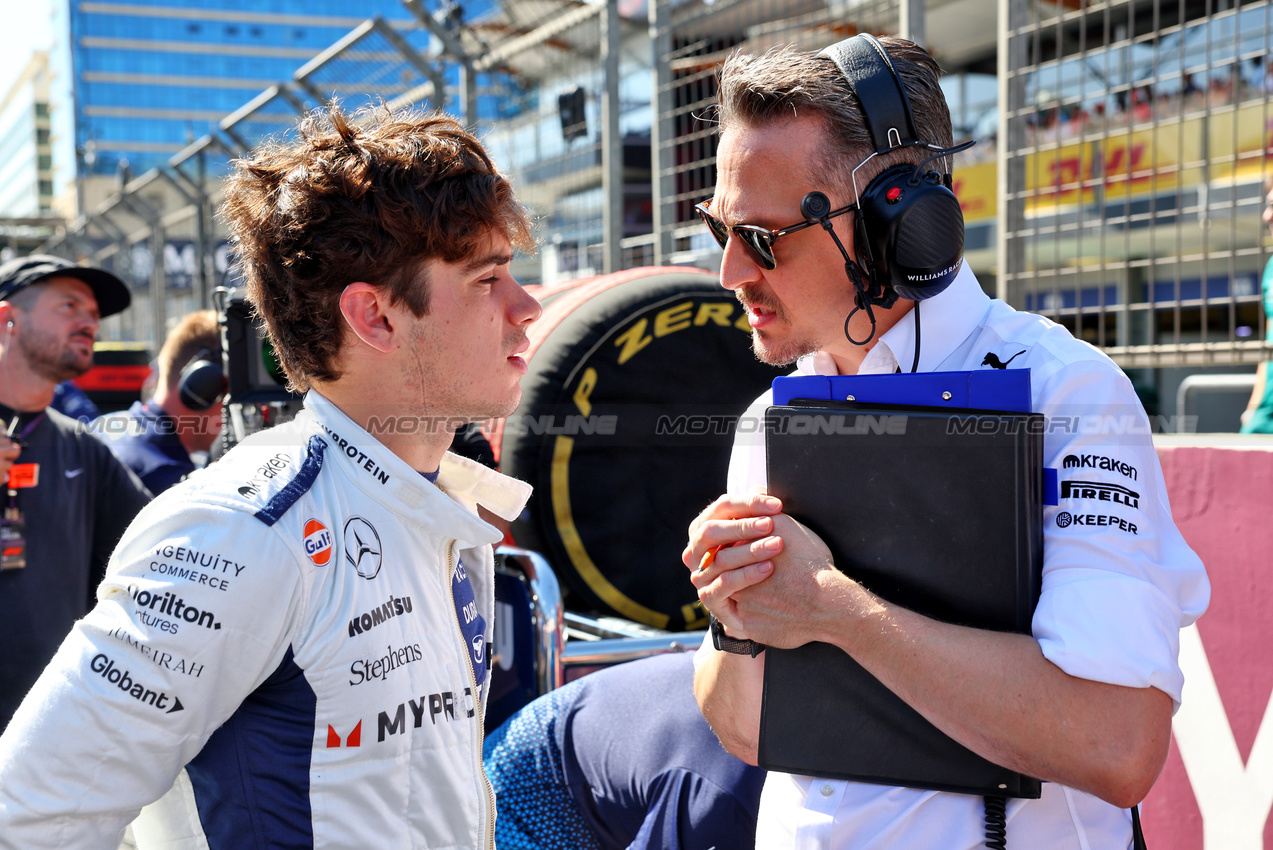 GP AZERBAIJAN, Franco Colapinto (ARG) Williams Racing with Gaetan Jego, Williams Racing Gara Engineer on the grid.

15.09.2024. Formula 1 World Championship, Rd 17, Azerbaijan Grand Prix, Baku Street Circuit, Azerbaijan, Gara Day.

- www.xpbimages.com, EMail: requests@xpbimages.com © Copyright: Batchelor / XPB Images