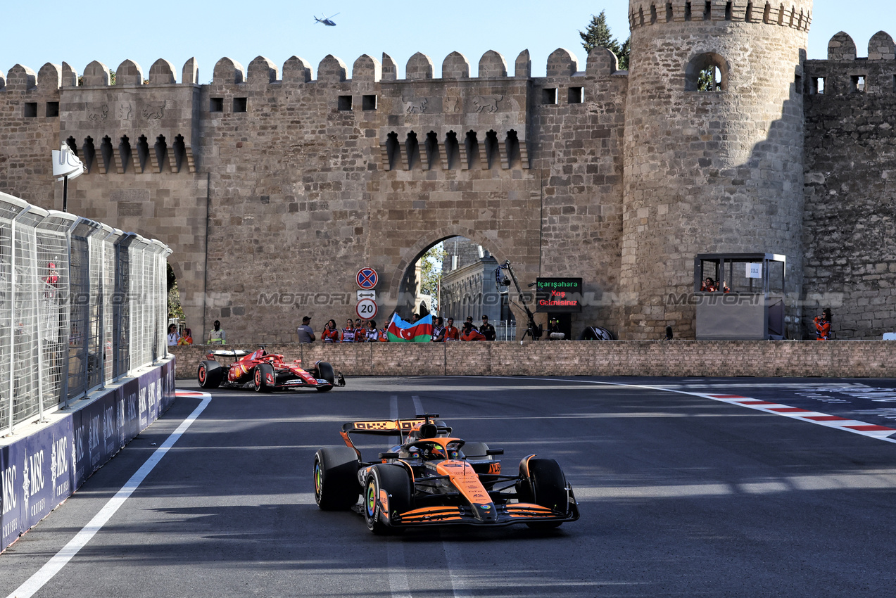 GP AZERBAIJAN, Gara winner Oscar Piastri (AUS) McLaren MCL38 celebrates at the end of the race.

15.09.2024. Formula 1 World Championship, Rd 17, Azerbaijan Grand Prix, Baku Street Circuit, Azerbaijan, Gara Day.

- www.xpbimages.com, EMail: requests@xpbimages.com © Copyright: Bearne / XPB Images