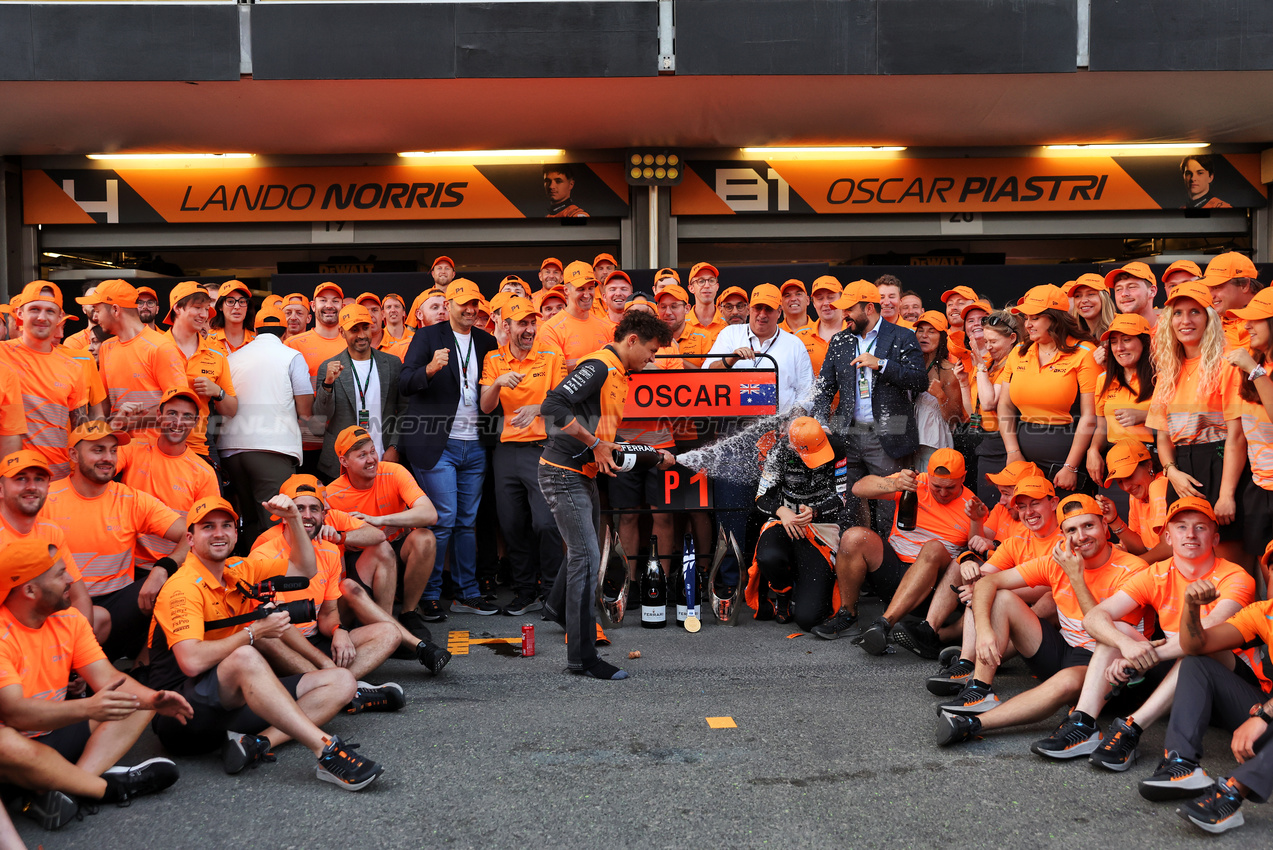 GP AZERBAIJAN, Gara winner Oscar Piastri (AUS) McLaren celebrates with team mate Lando Norris (GBR) McLaren e the team.

15.09.2024. Formula 1 World Championship, Rd 17, Azerbaijan Grand Prix, Baku Street Circuit, Azerbaijan, Gara Day.

- www.xpbimages.com, EMail: requests@xpbimages.com © Copyright: Bearne / XPB Images