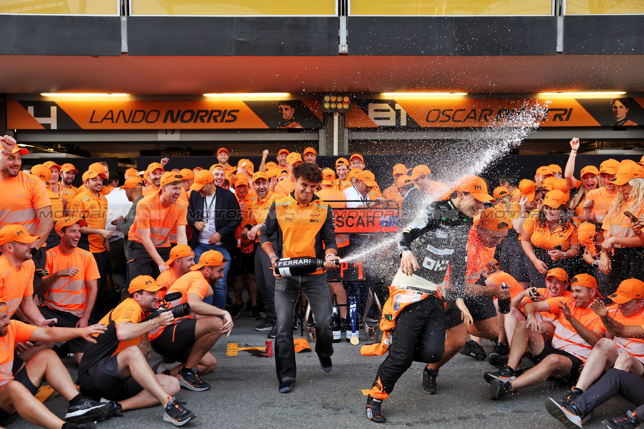 GP AZERBAIJAN, Gara winner Oscar Piastri (AUS) McLaren celebrates with team mate Lando Norris (GBR) McLaren e the team.

15.09.2024. Formula 1 World Championship, Rd 17, Azerbaijan Grand Prix, Baku Street Circuit, Azerbaijan, Gara Day.

- www.xpbimages.com, EMail: requests@xpbimages.com © Copyright: Bearne / XPB Images