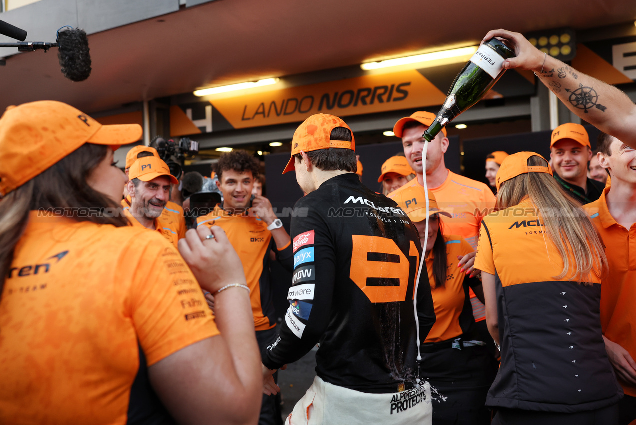 GP AZERBAIJAN, Gara winner Oscar Piastri (AUS) McLaren celebrates with Andrea Stella (ITA) McLaren Team Principal; Lando Norris (GBR) McLaren; e the team.

15.09.2024. Formula 1 World Championship, Rd 17, Azerbaijan Grand Prix, Baku Street Circuit, Azerbaijan, Gara Day.

- www.xpbimages.com, EMail: requests@xpbimages.com © Copyright: Bearne / XPB Images