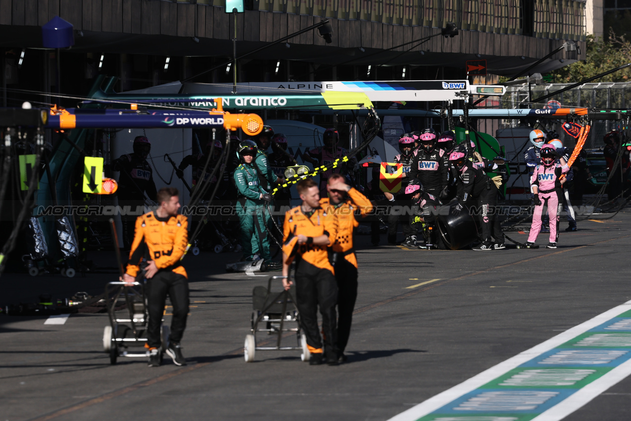 GP AZERBAIJAN, Alpine meccanici awaiting Pierre Gasly (FRA) Alpine F1 Team A524 for a pit stop whilst McLaren meccanici walk down to to Parc Ferme.
15.09.2024. Formula 1 World Championship, Rd 17, Azerbaijan Grand Prix, Baku Street Circuit, Azerbaijan, Gara Day.
- www.xpbimages.com, EMail: requests@xpbimages.com © Copyright: Batchelor / XPB Images