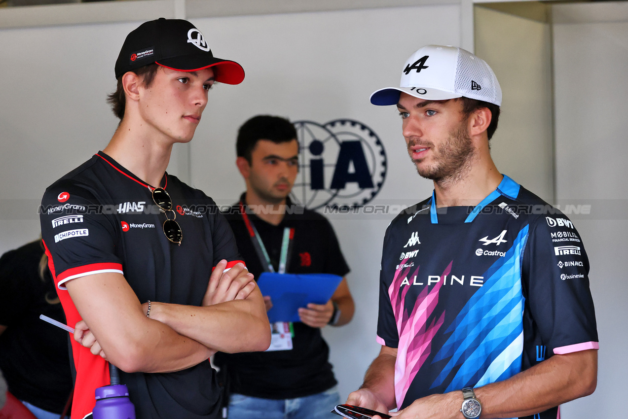 GP AZERBAIJAN, (L to R): Oliver Bearman (GBR) Haas F1 Team e pgaps on the drivers' parade.

15.09.2024. Formula 1 World Championship, Rd 17, Azerbaijan Grand Prix, Baku Street Circuit, Azerbaijan, Gara Day.

- www.xpbimages.com, EMail: requests@xpbimages.com © Copyright: Batchelor / XPB Images