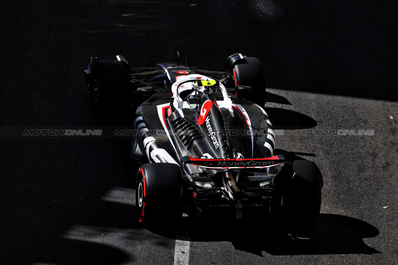 GP AZERBAIJAN, Nico Hulkenberg (GER) Haas VF-24.

15.09.2024. Formula 1 World Championship, Rd 17, Azerbaijan Grand Prix, Baku Street Circuit, Azerbaijan, Gara Day.

- www.xpbimages.com, EMail: requests@xpbimages.com © Copyright: Bearne / XPB Images