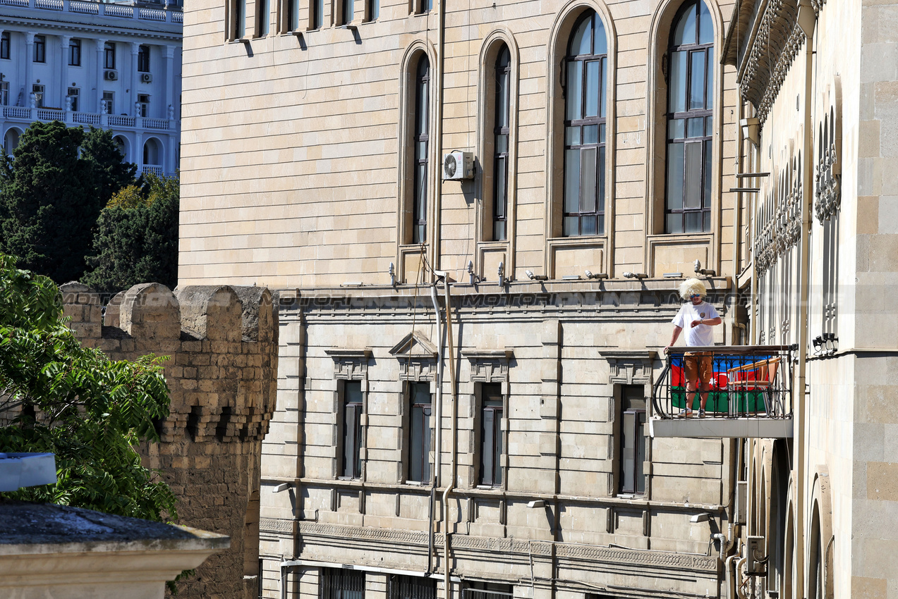 GP AZERBAIJAN, Circuit Atmosfera - a fan on an apartment balcony.

15.09.2024. Formula 1 World Championship, Rd 17, Azerbaijan Grand Prix, Baku Street Circuit, Azerbaijan, Gara Day.

- www.xpbimages.com, EMail: requests@xpbimages.com © Copyright: Bearne / XPB Images