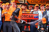 GP AZERBAIJAN, Gara winner Oscar Piastri (AUS) McLaren celebrates with team mate Lando Norris (GBR) McLaren e the team.

15.09.2024. Formula 1 World Championship, Rd 17, Azerbaijan Grand Prix, Baku Street Circuit, Azerbaijan, Gara Day.

 - www.xpbimages.com, EMail: requests@xpbimages.com © Copyright: Coates / XPB Images