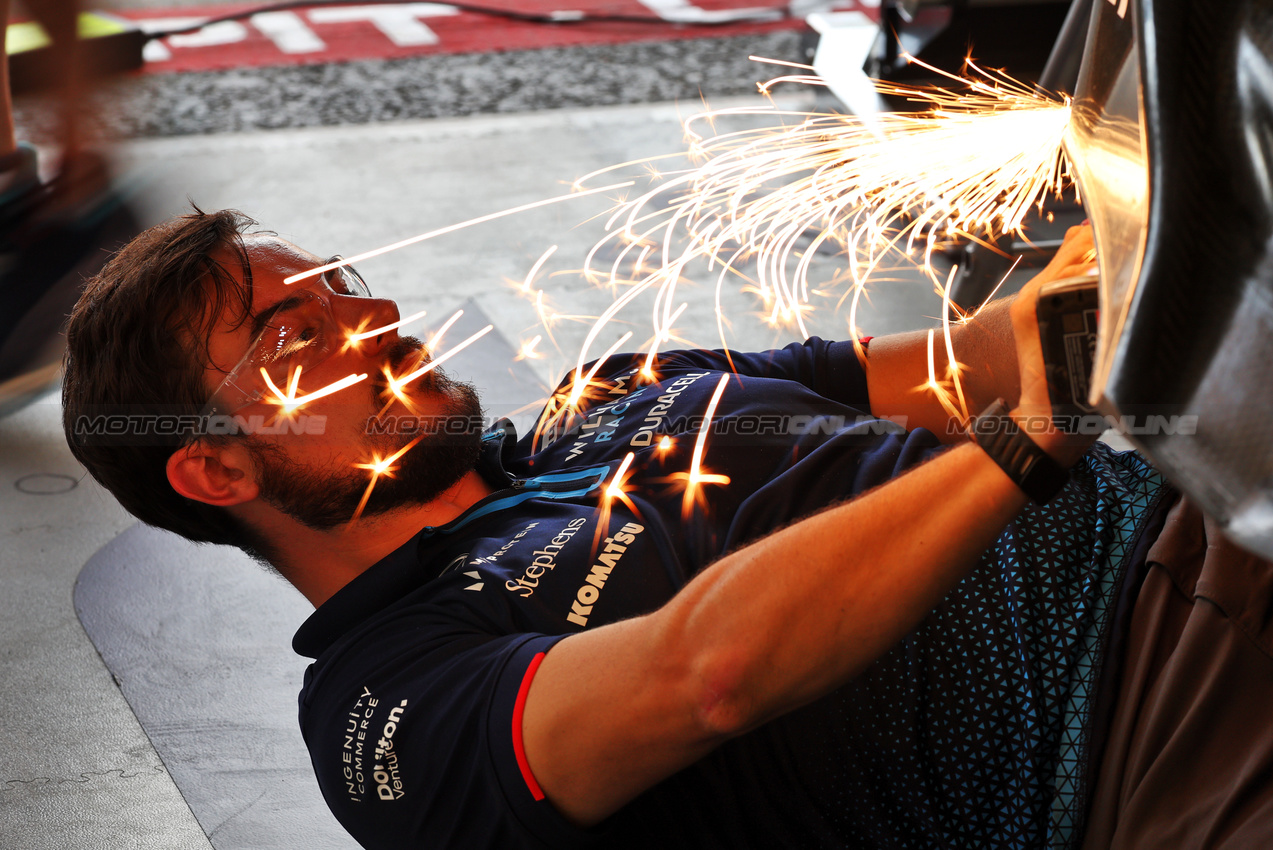 GP AZERBAIJAN, Williams Racing mechanic creates sparks working on the Williams Racing FW46.

12.09.2024. Formula 1 World Championship, Rd 17, Azerbaijan Grand Prix, Baku Street Circuit, Azerbaijan, Preparation Day.

- www.xpbimages.com, EMail: requests@xpbimages.com © Copyright: Batchelor / XPB Images