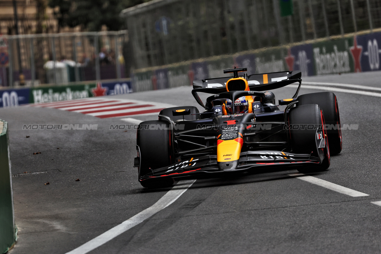 GP AZERBAIJAN, Max Verstappen (NLD) Red Bull Racing RB20.



14.09.2024. Formula 1 World Championship, Rd 17, Azerbaijan Grand Prix, Baku Street Circuit, Azerbaijan, Qualifiche Day.

 - www.xpbimages.com, EMail: requests@xpbimages.com © Copyright: Coates / XPB Images