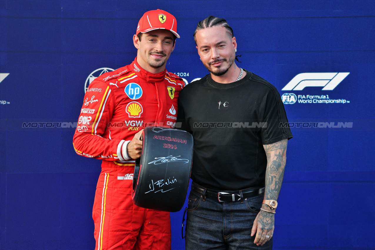 GP AZERBAIJAN, (L to R): Charles Leclerc (MON) Ferrari is presented with the Pirelli Pole Position Award by J Balvin (COL) Singer.

14.09.2024. Formula 1 World Championship, Rd 17, Azerbaijan Grand Prix, Baku Street Circuit, Azerbaijan, Qualifiche Day.

- www.xpbimages.com, EMail: requests@xpbimages.com © Copyright: Batchelor / XPB Images