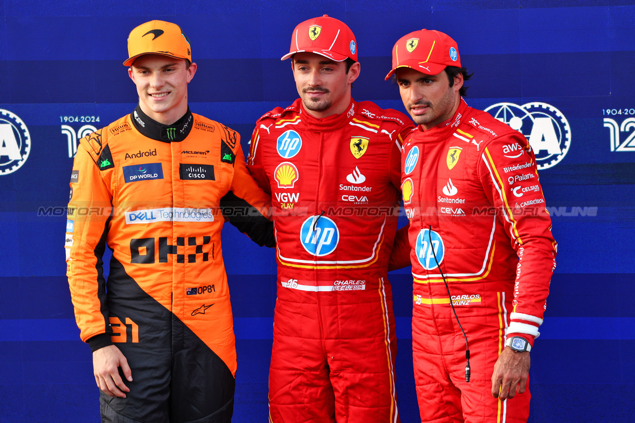 GP AZERBAIJAN, Qualifiche top three in parc ferme (L to R): Oscar Piastri (AUS) McLaren, second; Charles Leclerc (MON) Ferrari, pole position; Carlos Sainz Jr (ESP) Ferrari, third.

14.09.2024. Formula 1 World Championship, Rd 17, Azerbaijan Grand Prix, Baku Street Circuit, Azerbaijan, Qualifiche Day.

 - www.xpbimages.com, EMail: requests@xpbimages.com © Copyright: Coates / XPB Images