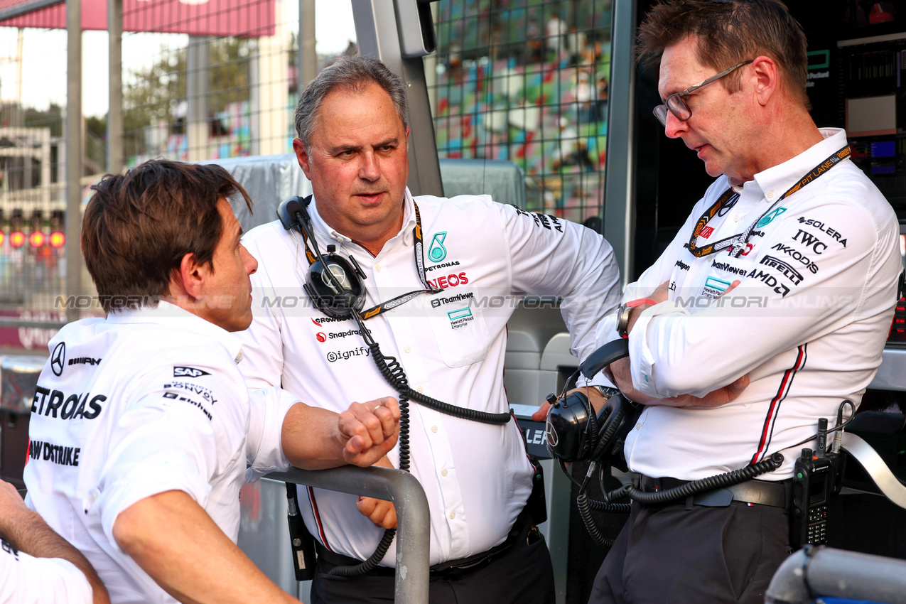 GP AZERBAIJAN, (L to R): Toto Wolff (GER) Mercedes AMG F1 Shareholder e Executive Director; Ron Meadows (GBR) Mercedes AMG F1 Sporting Director; Andrew Shovlin (GBR) Mercedes AMG F1 Trackside Engineering Director.

14.09.2024. Formula 1 World Championship, Rd 17, Azerbaijan Grand Prix, Baku Street Circuit, Azerbaijan, Qualifiche Day.

 - www.xpbimages.com, EMail: requests@xpbimages.com © Copyright: Coates / XPB Images