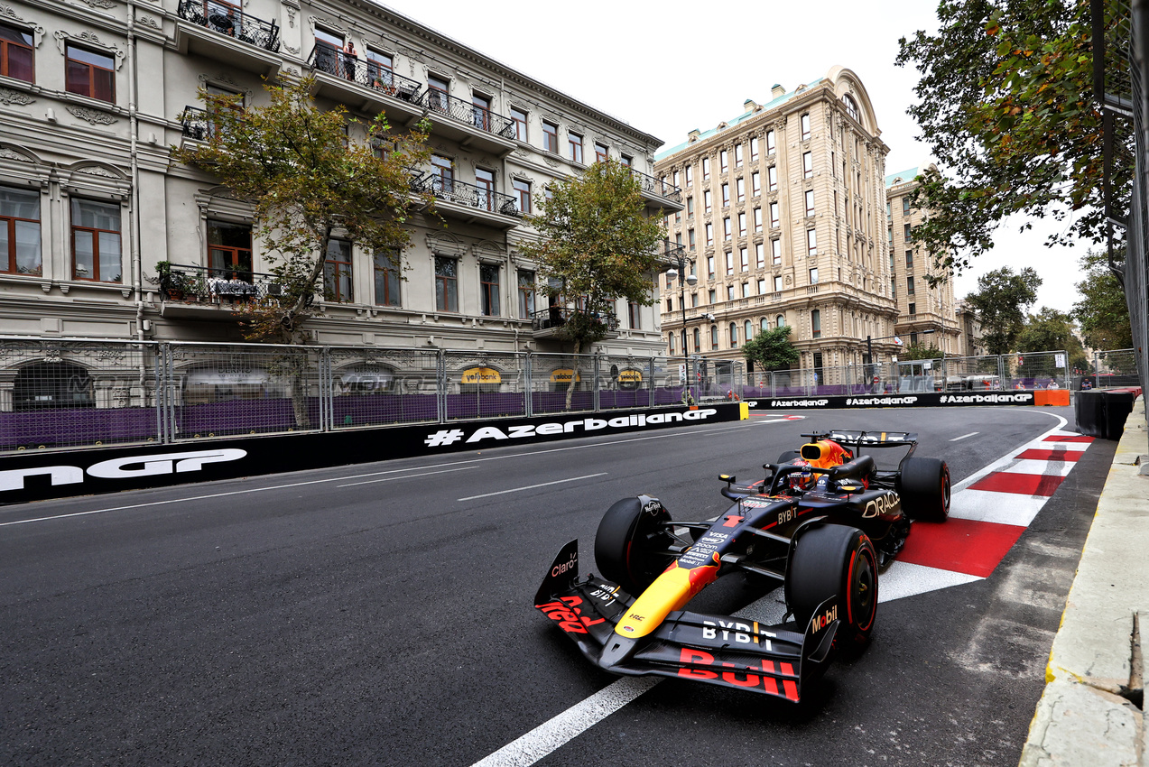 GP AZERBAIJAN, Max Verstappen (NLD) Red Bull Racing RB20.

14.09.2024. Formula 1 World Championship, Rd 17, Azerbaijan Grand Prix, Baku Street Circuit, Azerbaijan, Qualifiche Day.

- www.xpbimages.com, EMail: requests@xpbimages.com © Copyright: Charniaux / XPB Images