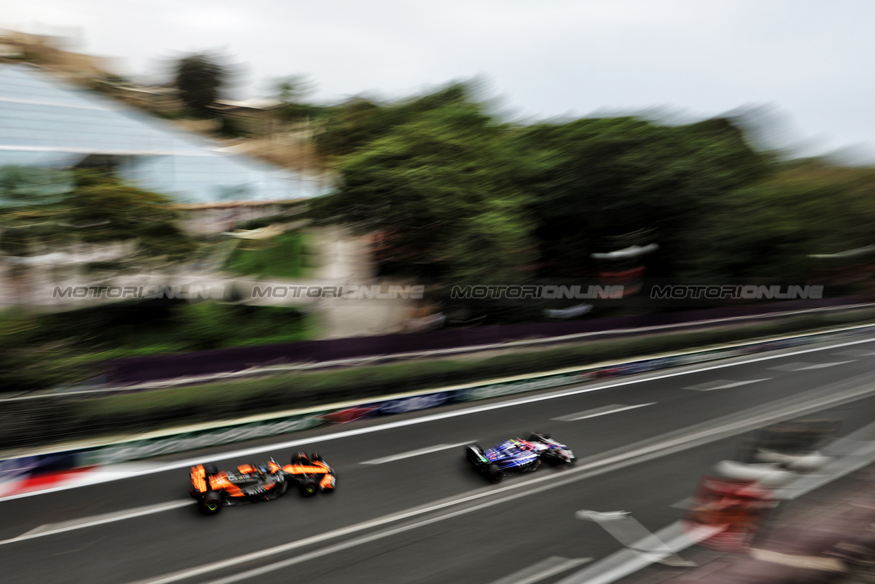 GP AZERBAIJAN, Yuki Tsunoda (JPN) RB VCARB 01 davanti a Oscar Piastri (AUS) McLaren MCL38.

14.09.2024. Formula 1 World Championship, Rd 17, Azerbaijan Grand Prix, Baku Street Circuit, Azerbaijan, Qualifiche Day.

- www.xpbimages.com, EMail: requests@xpbimages.com © Copyright: Bearne / XPB Images