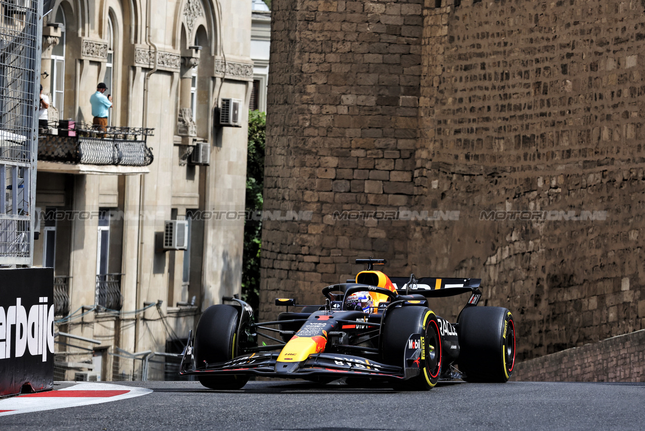 GP AZERBAIJAN, Max Verstappen (NLD) Red Bull Racing RB20.

13.09.2024. Formula 1 World Championship, Rd 17, Azerbaijan Grand Prix, Baku Street Circuit, Azerbaijan, Practice Day.

- www.xpbimages.com, EMail: requests@xpbimages.com © Copyright: Bearne / XPB Images