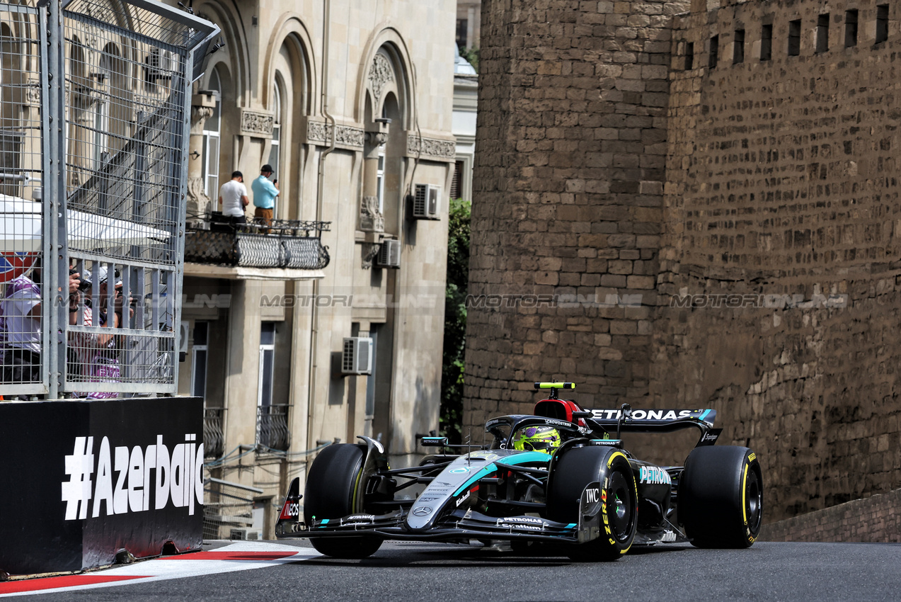 GP AZERBAIJAN, Lewis Hamilton (GBR) Mercedes AMG F1 W15.

13.09.2024. Formula 1 World Championship, Rd 17, Azerbaijan Grand Prix, Baku Street Circuit, Azerbaijan, Practice Day.

- www.xpbimages.com, EMail: requests@xpbimages.com © Copyright: Bearne / XPB Images