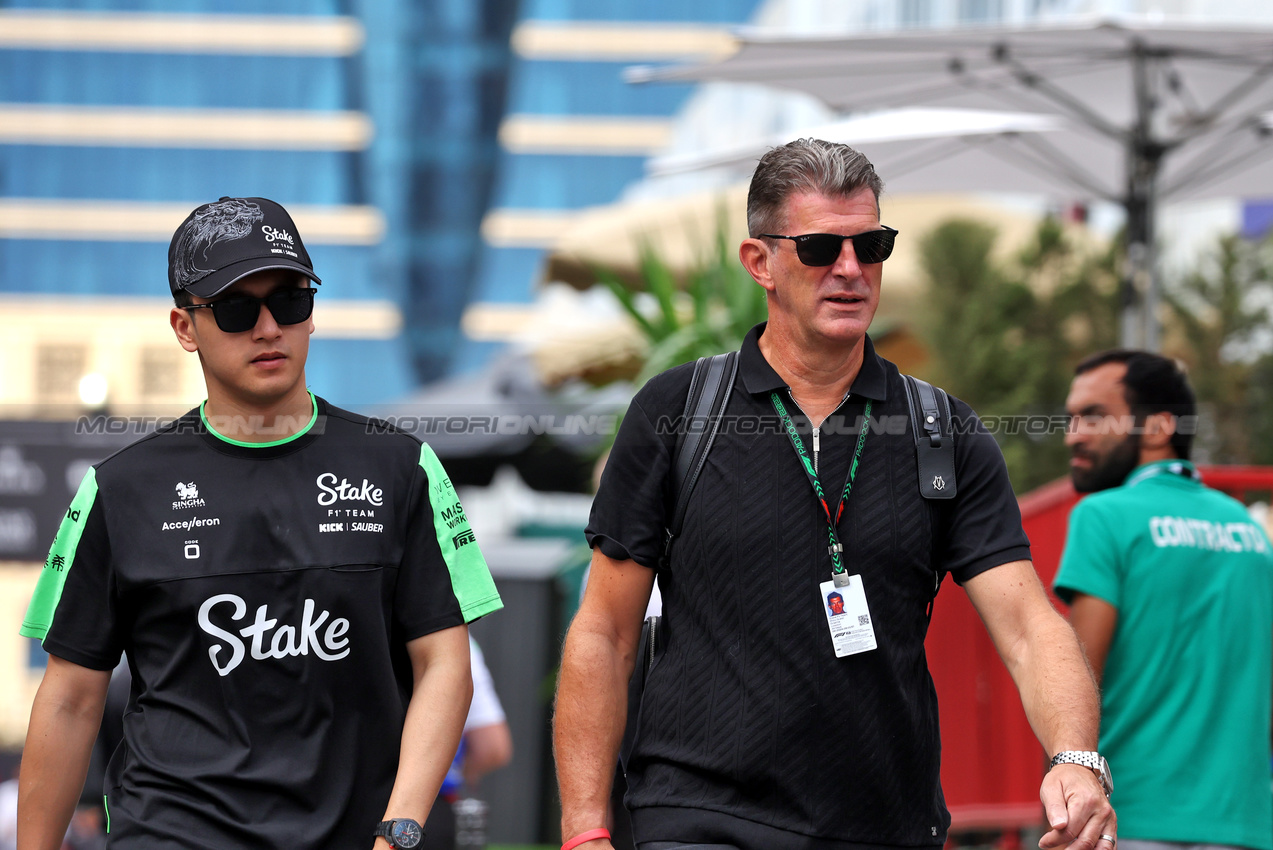 GP AZERBAIJAN, (L to R): Zhou Guanyu (CHN) Sauber with Graeme Lowdon (GBR).

13.09.2024. Formula 1 World Championship, Rd 17, Azerbaijan Grand Prix, Baku Street Circuit, Azerbaijan, Practice Day.

- www.xpbimages.com, EMail: requests@xpbimages.com © Copyright: Bearne / XPB Images