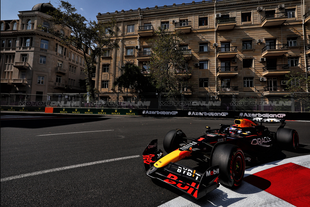 GP AZERBAIJAN, Max Verstappen (NLD) Red Bull Racing RB20.

13.09.2024. Formula 1 World Championship, Rd 17, Azerbaijan Grand Prix, Baku Street Circuit, Azerbaijan, Practice Day.

- www.xpbimages.com, EMail: requests@xpbimages.com © Copyright: Charniaux / XPB Images