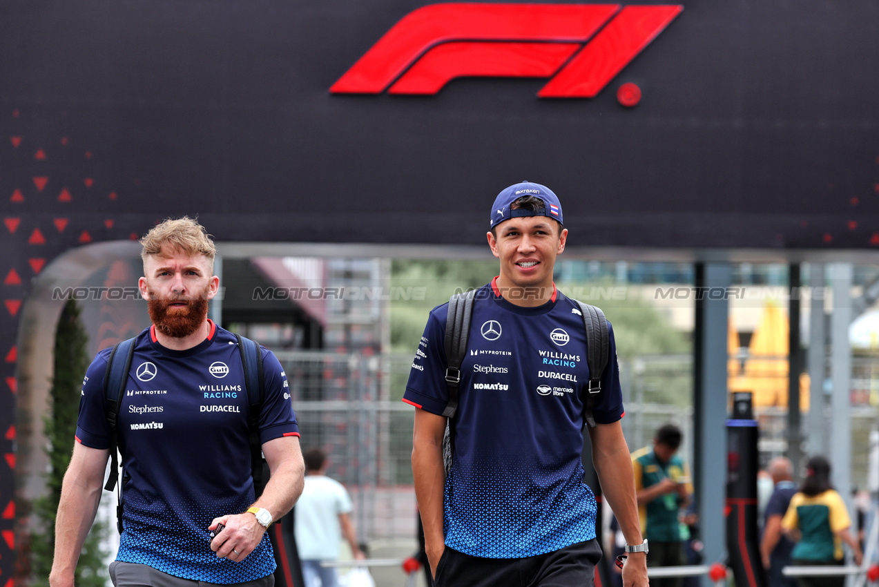 GP AZERBAIJAN, (L to R): Patrick Harding (GBR) Williams Racing Personal Trainer with Alexander Albon (THA) Williams Racing.

13.09.2024. Formula 1 World Championship, Rd 17, Azerbaijan Grand Prix, Baku Street Circuit, Azerbaijan, Practice Day.

- www.xpbimages.com, EMail: requests@xpbimages.com © Copyright: Bearne / XPB Images