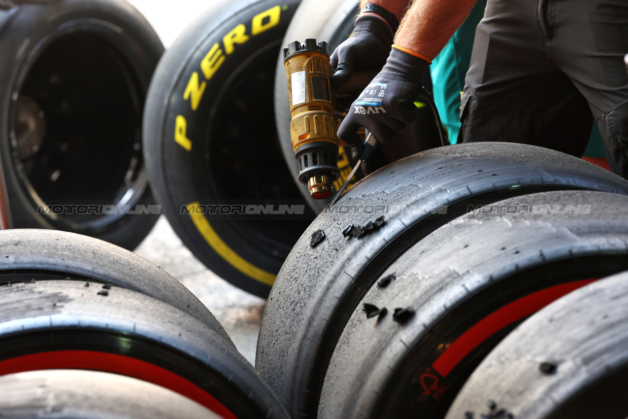 GP AZERBAIJAN, Pirelli tyre technicians.

13.09.2024. Formula 1 World Championship, Rd 17, Azerbaijan Grand Prix, Baku Street Circuit, Azerbaijan, Practice Day.

 - www.xpbimages.com, EMail: requests@xpbimages.com © Copyright: Coates / XPB Images