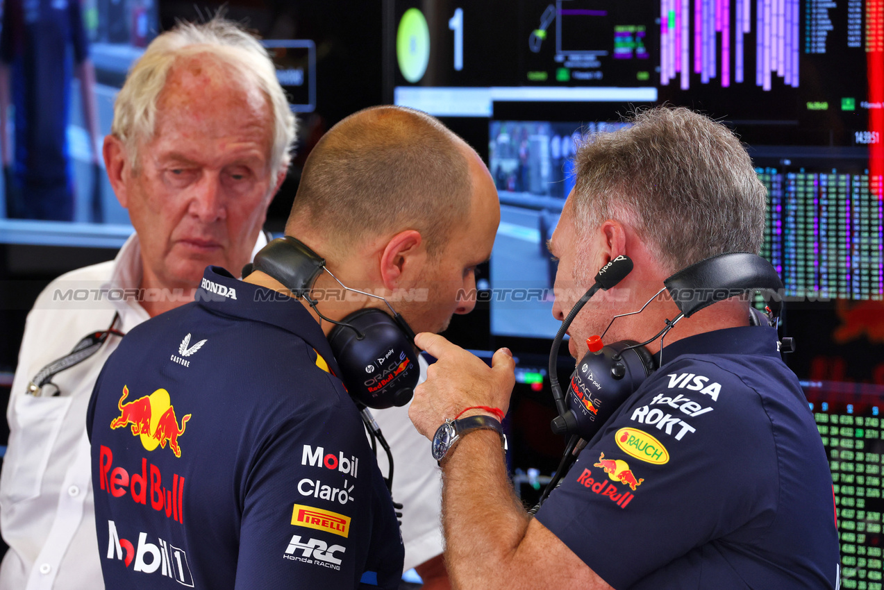 GP AZERBAIJAN, Christian Horner (GBR) Red Bull Racing Team Principal with Gianpiero Lambiase (ITA) Red Bull Racing Engineer e Dr Helmut Marko (AUT) Red Bull Motorsport Consultant.

13.09.2024. Formula 1 World Championship, Rd 17, Azerbaijan Grand Prix, Baku Street Circuit, Azerbaijan, Practice Day.

 - www.xpbimages.com, EMail: requests@xpbimages.com © Copyright: Coates / XPB Images