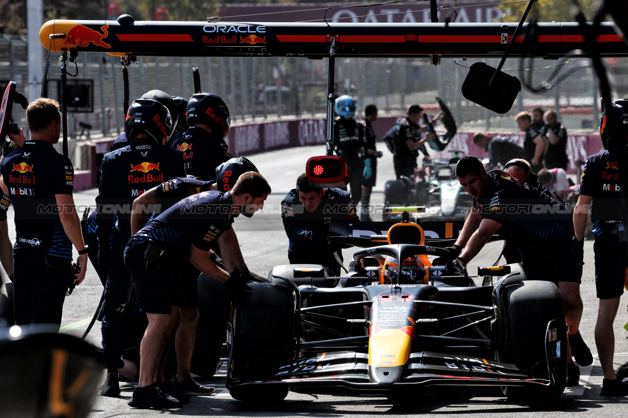 GP AZERBAIJAN, Sergio Perez (MEX) Red Bull Racing RB20 in the pits.

13.09.2024. Formula 1 World Championship, Rd 17, Azerbaijan Grand Prix, Baku Street Circuit, Azerbaijan, Practice Day.

 - www.xpbimages.com, EMail: requests@xpbimages.com © Copyright: Coates / XPB Images