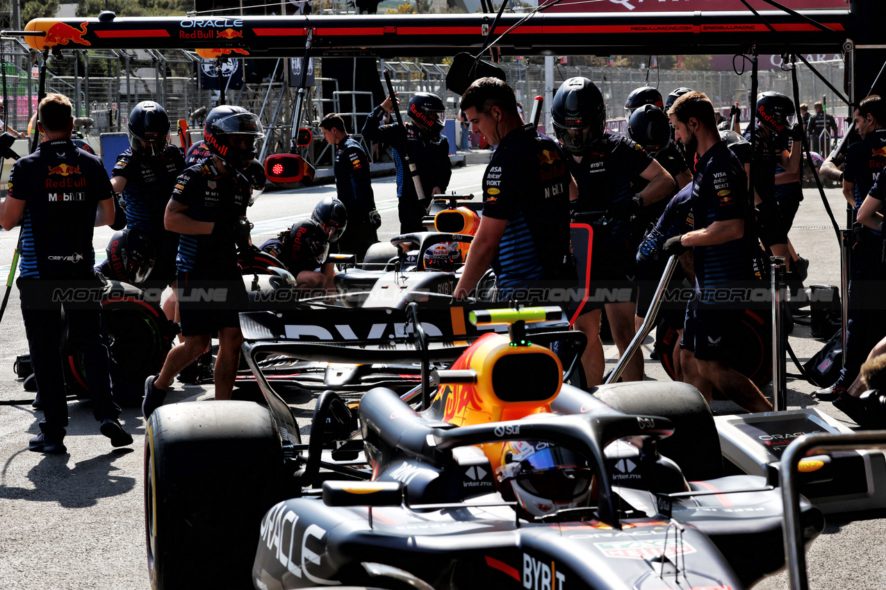 GP AZERBAIJAN, Max Verstappen (NLD) Red Bull Racing RB20 e Sergio Perez (MEX) Red Bull Racing RB20 in the pits.

13.09.2024. Formula 1 World Championship, Rd 17, Azerbaijan Grand Prix, Baku Street Circuit, Azerbaijan, Practice Day.

 - www.xpbimages.com, EMail: requests@xpbimages.com © Copyright: Coates / XPB Images