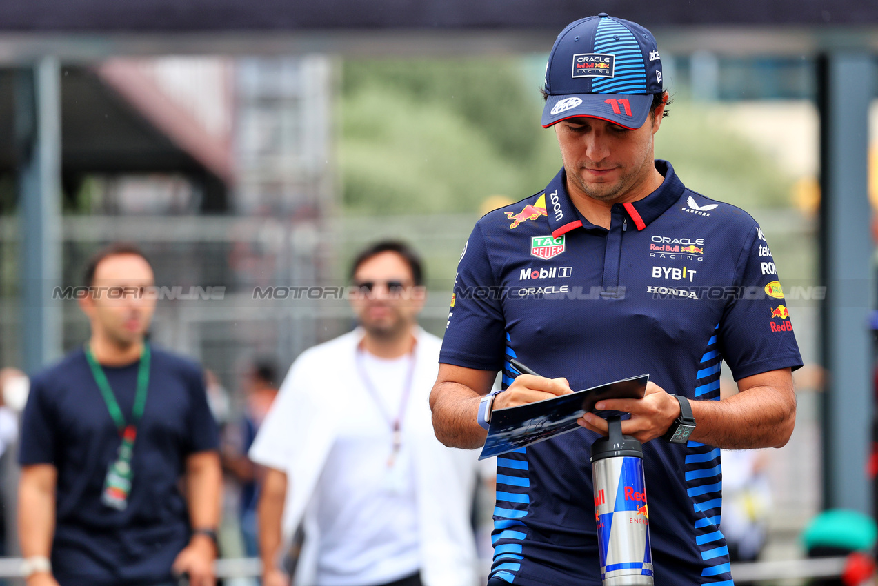 GP AZERBAIJAN, Sergio Perez (MEX) Red Bull Racing.

13.09.2024. Formula 1 World Championship, Rd 17, Azerbaijan Grand Prix, Baku Street Circuit, Azerbaijan, Practice Day.

- www.xpbimages.com, EMail: requests@xpbimages.com © Copyright: Bearne / XPB Images