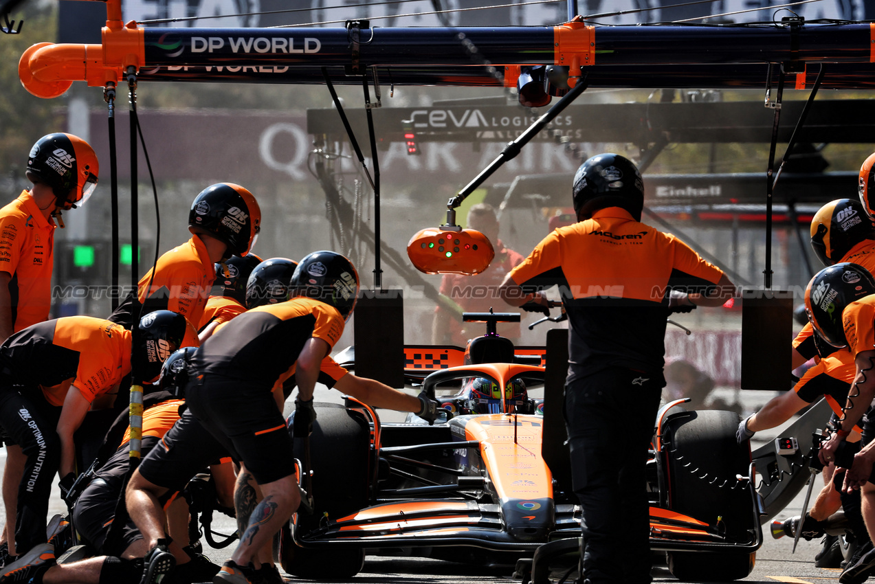 GP AZERBAIJAN, Oscar Piastri (AUS) McLaren MCL38 in the pits.

13.09.2024. Formula 1 World Championship, Rd 17, Azerbaijan Grand Prix, Baku Street Circuit, Azerbaijan, Practice Day.

 - www.xpbimages.com, EMail: requests@xpbimages.com © Copyright: Coates / XPB Images