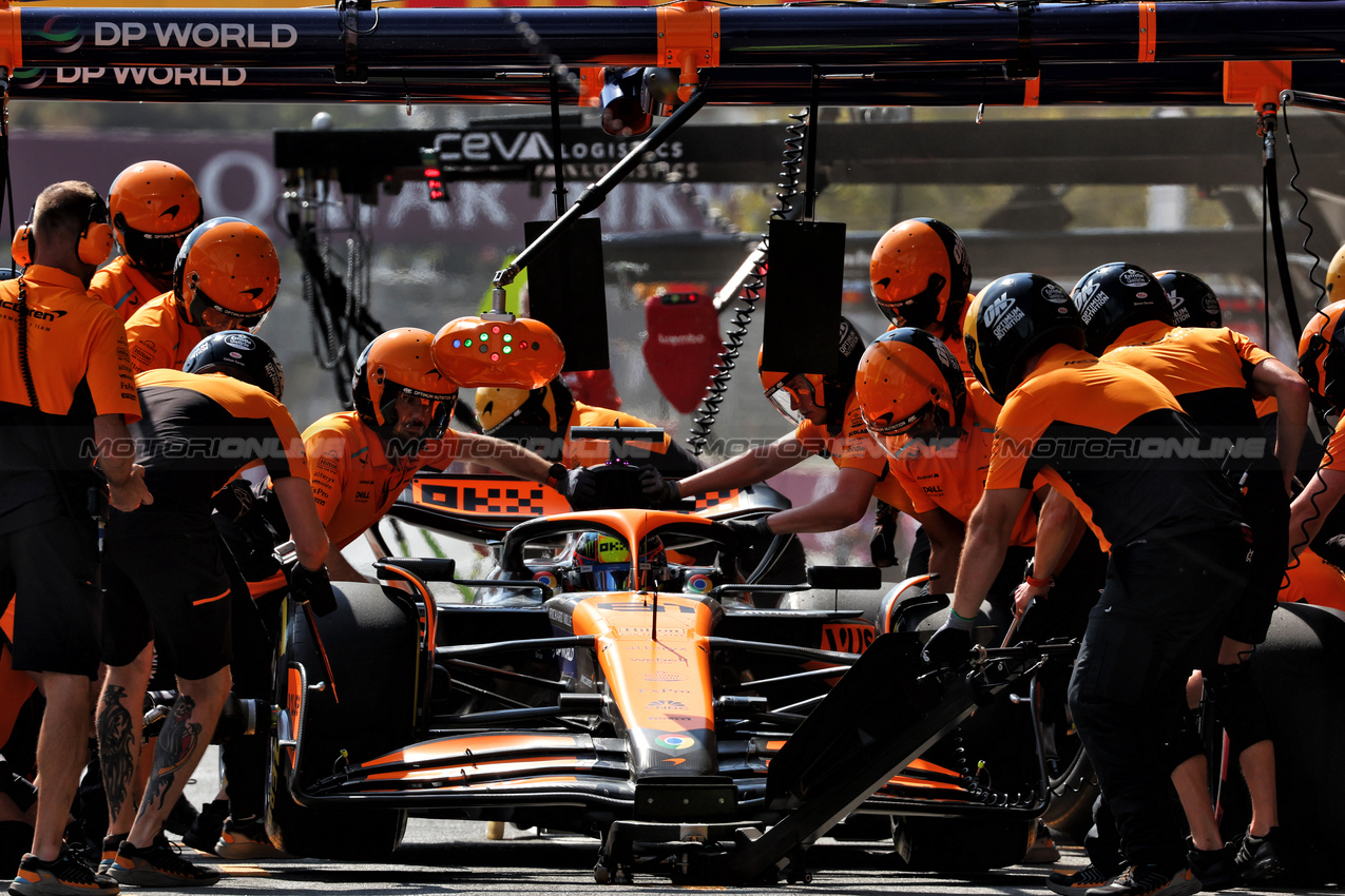 GP AZERBAIJAN, Oscar Piastri (AUS) McLaren MCL38 in the pits.

13.09.2024. Formula 1 World Championship, Rd 17, Azerbaijan Grand Prix, Baku Street Circuit, Azerbaijan, Practice Day.

 - www.xpbimages.com, EMail: requests@xpbimages.com © Copyright: Coates / XPB Images