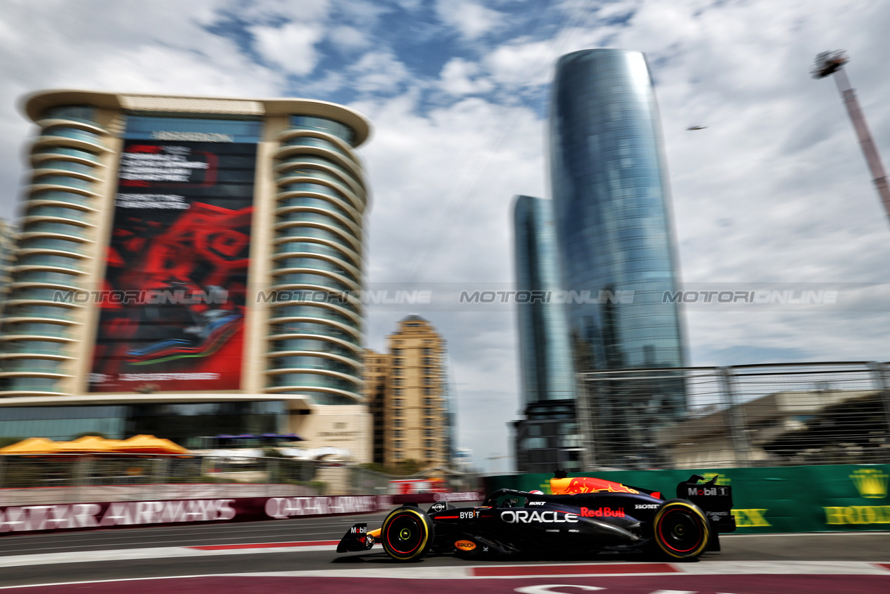 GP AZERBAIJAN, Max Verstappen (NLD) Red Bull Racing RB20.

13.09.2024. Formula 1 World Championship, Rd 17, Azerbaijan Grand Prix, Baku Street Circuit, Azerbaijan, Practice Day.

 - www.xpbimages.com, EMail: requests@xpbimages.com © Copyright: Coates / XPB Images