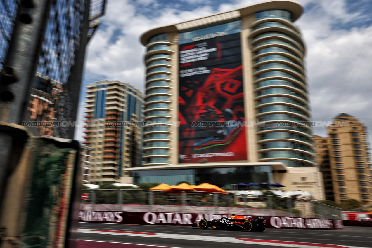 GP AZERBAIJAN, Max Verstappen (NLD) Red Bull Racing RB20.

13.09.2024. Formula 1 World Championship, Rd 17, Azerbaijan Grand Prix, Baku Street Circuit, Azerbaijan, Practice Day.

 - www.xpbimages.com, EMail: requests@xpbimages.com © Copyright: Coates / XPB Images