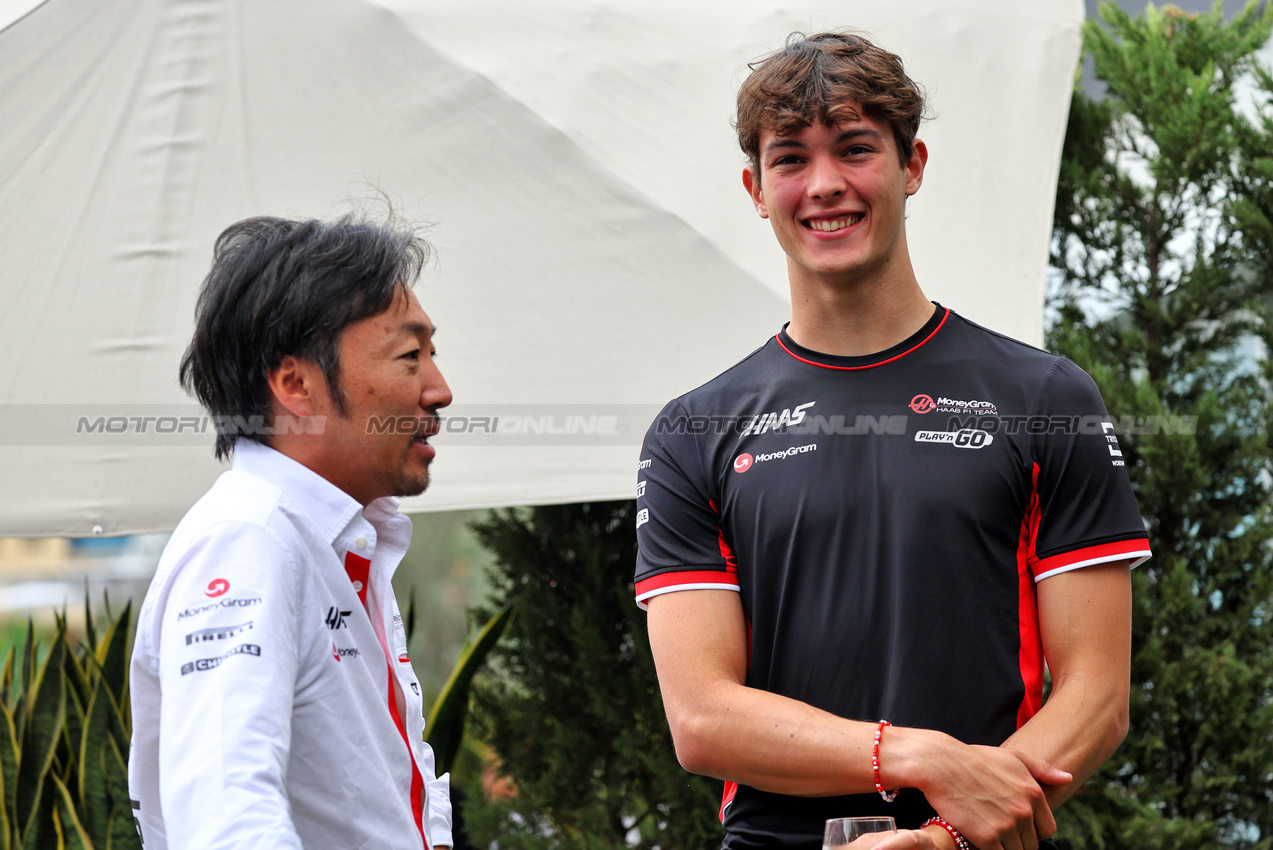 GP AZERBAIJAN, (L to R): Ayao Komatsu (JPN) Haas F1 Team Principal with Oliver Bearman (GBR) Haas F1 Team.

13.09.2024. Formula 1 World Championship, Rd 17, Azerbaijan Grand Prix, Baku Street Circuit, Azerbaijan, Practice Day.

- www.xpbimages.com, EMail: requests@xpbimages.com © Copyright: Bearne / XPB Images