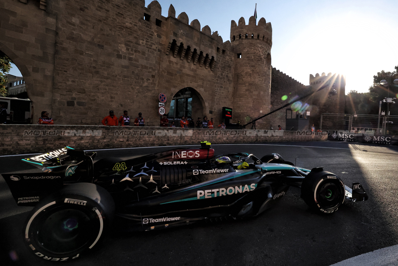 GP AZERBAIJAN, Lewis Hamilton (GBR) Mercedes AMG F1 W15.

13.09.2024. Formula 1 World Championship, Rd 17, Azerbaijan Grand Prix, Baku Street Circuit, Azerbaijan, Practice Day.

- www.xpbimages.com, EMail: requests@xpbimages.com © Copyright: Bearne / XPB Images