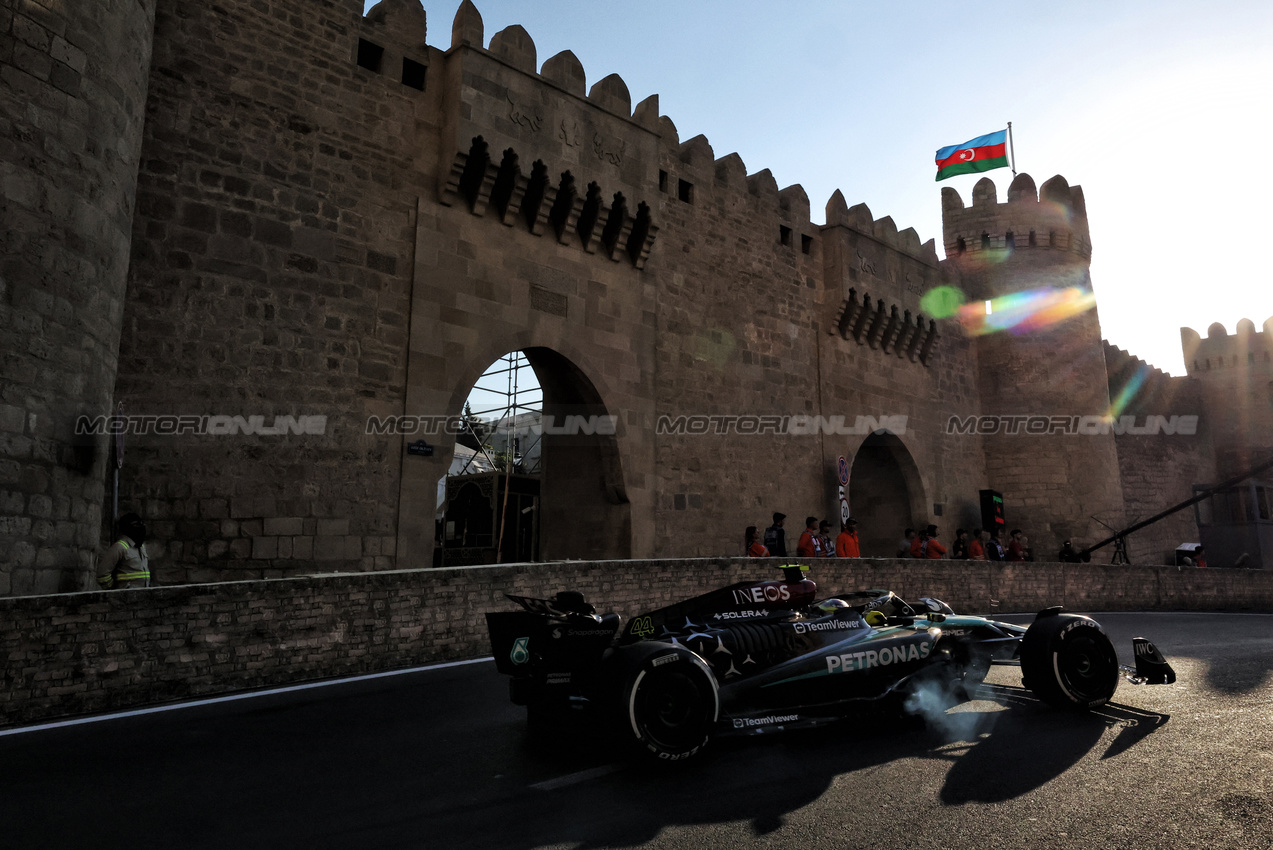 GP AZERBAIJAN, Lewis Hamilton (GBR) Mercedes AMG F1 W15.

13.09.2024. Formula 1 World Championship, Rd 17, Azerbaijan Grand Prix, Baku Street Circuit, Azerbaijan, Practice Day.

- www.xpbimages.com, EMail: requests@xpbimages.com © Copyright: Bearne / XPB Images