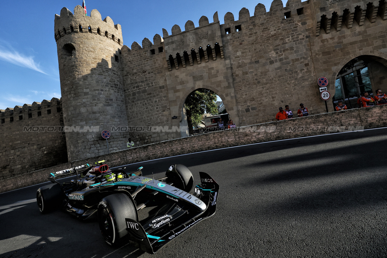 GP AZERBAIJAN, Lewis Hamilton (GBR) Mercedes AMG F1 W15.

13.09.2024. Formula 1 World Championship, Rd 17, Azerbaijan Grand Prix, Baku Street Circuit, Azerbaijan, Practice Day.

- www.xpbimages.com, EMail: requests@xpbimages.com © Copyright: Bearne / XPB Images