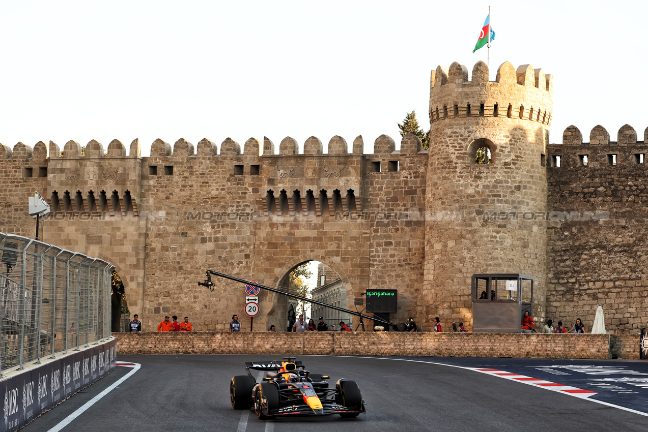 GP AZERBAIJAN, Max Verstappen (NLD) Red Bull Racing RB20.

13.09.2024. Formula 1 World Championship, Rd 17, Azerbaijan Grand Prix, Baku Street Circuit, Azerbaijan, Practice Day.

- www.xpbimages.com, EMail: requests@xpbimages.com © Copyright: Bearne / XPB Images