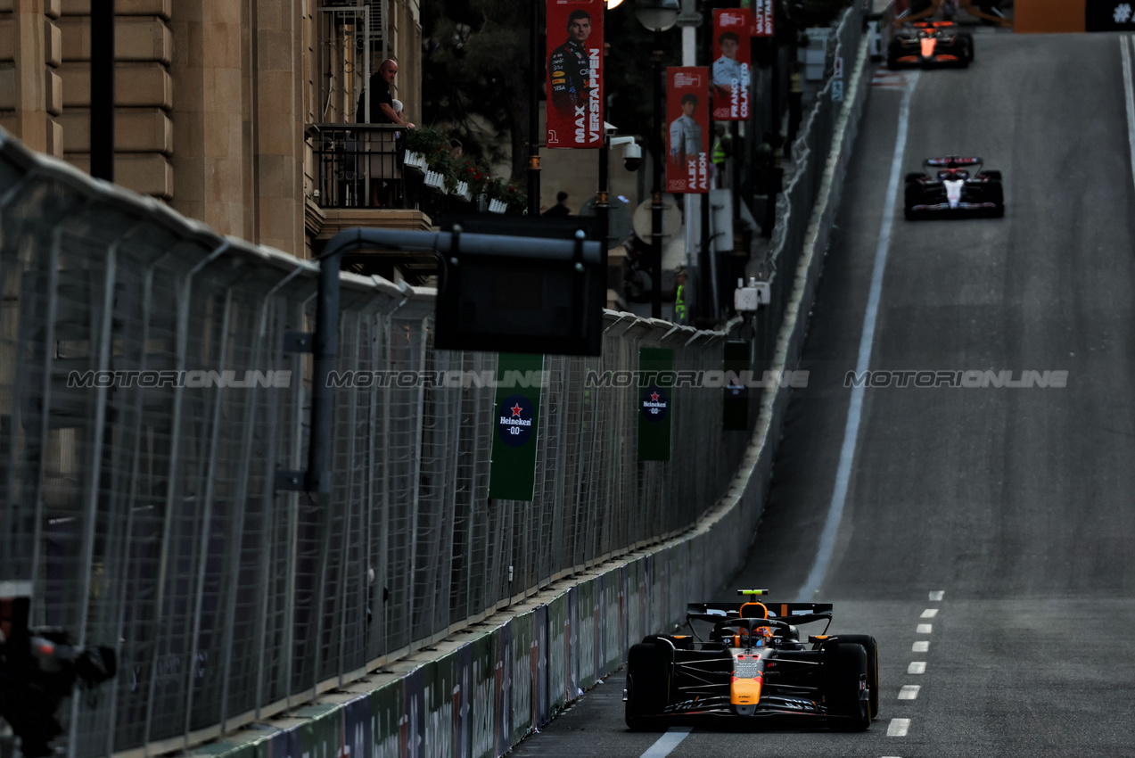 GP AZERBAIJAN, Sergio Perez (MEX) Red Bull Racing RB20.



13.09.2024. Formula 1 World Championship, Rd 17, Azerbaijan Grand Prix, Baku Street Circuit, Azerbaijan, Practice Day.

 - www.xpbimages.com, EMail: requests@xpbimages.com © Copyright: Coates / XPB Images